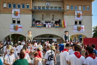 Imposición de pañuelicos, lanzamiento del cohete y celebración del primer día de las fiestas de Orkoien