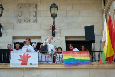 Imposición de pañuelicos, lanzamiento del cohete y celebración del primer día de las fiestas de Orkoien