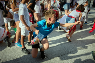 Imposición de pañuelicos, lanzamiento del cohete y celebración del primer día de las fiestas de Orkoien