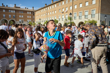 Imposición de pañuelicos, lanzamiento del cohete y celebración del primer día de las fiestas de Orkoien