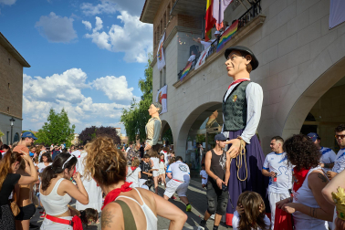 Imposición de pañuelicos, lanzamiento del cohete y celebración del primer día de las fiestas de Orkoien