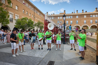 Imposición de pañuelicos, lanzamiento del cohete y celebración del primer día de las fiestas de Orkoien