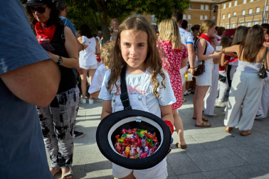 Imposición de pañuelicos, lanzamiento del cohete y celebración del primer día de las fiestas de Orkoien