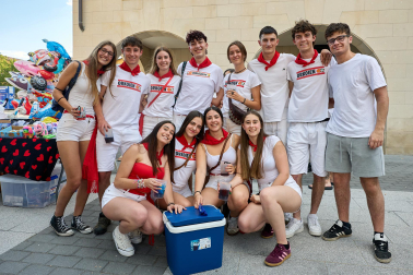 Imposición de pañuelicos, lanzamiento del cohete y celebración del primer día de las fiestas de Orkoien