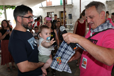 El ciclista Igor Arrieta prendió la mecha de las fiestas de Uharte Arakil este viernes, 19 de junio