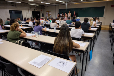 Foto de la OPE de maestros en la Universidad Pública de Navarra.