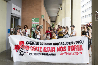 Fotos de la manifestación de los trabajadores de Cruz Roja Navarra por las calles de Pamplona
