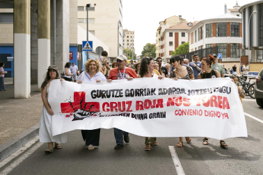 Fotos de la manifestación de los trabajadores de Cruz Roja Navarra por las calles de Pamplona