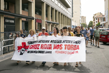 Fotos de la manifestación de los trabajadores de Cruz Roja Navarra por las calles de Pamplona