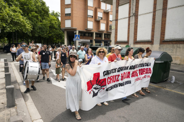 Fotos de la manifestación de los trabajadores de Cruz Roja Navarra por las calles de Pamplona