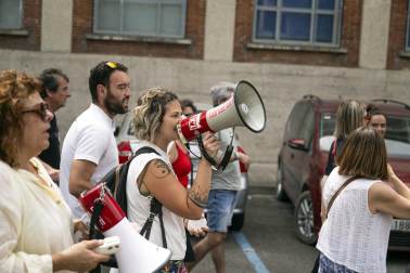 Fotos de la manifestación de los trabajadores de Cruz Roja Navarra por las calles de Pamplona