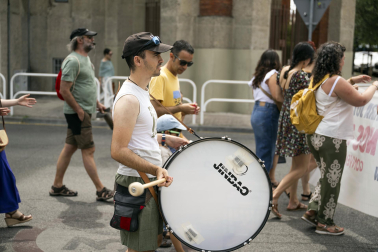 Fotos de la manifestación de los trabajadores de Cruz Roja Navarra por las calles de Pamplona