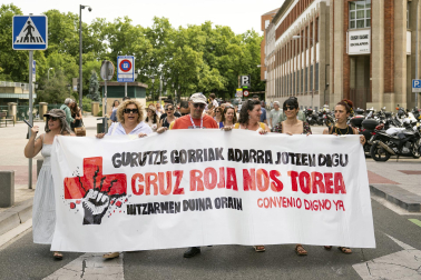 Fotos de la manifestación de los trabajadores de Cruz Roja Navarra por las calles de Pamplona