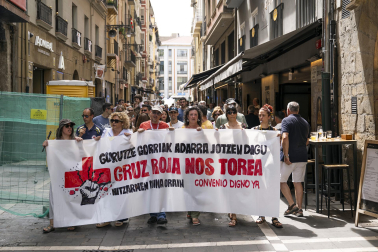 Fotos de la manifestación de los trabajadores de Cruz Roja Navarra por las calles de Pamplona