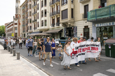 Fotos de la manifestación de los trabajadores de Cruz Roja Navarra por las calles de Pamplona