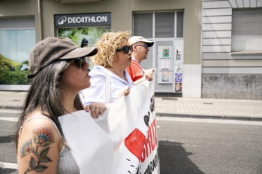 Fotos de la manifestación de los trabajadores de Cruz Roja Navarra por las calles de Pamplona