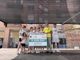 Entrega del cheque simbólico por parte del IES Ega