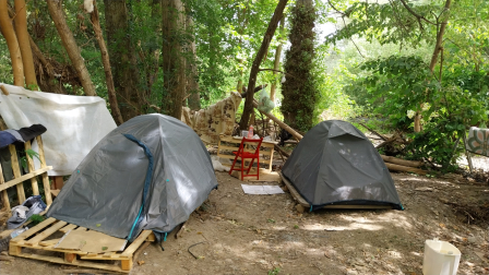 Tiendas en una zona inundable del río Arga.