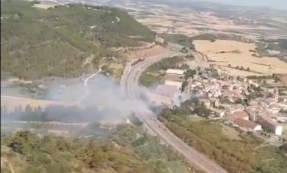 Incendio en Mañeru que ha cortado la A-12.