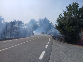 Fotos del incendio que se ha producido en Mañeru y ha cortado la A-12