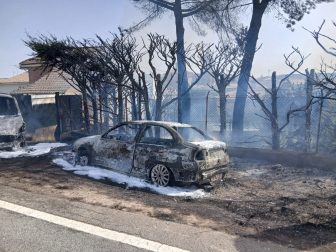 Fotos del incendio que se ha producido en Mañeru y ha cortado la A-12