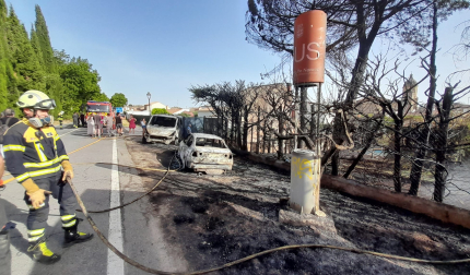 Fotos del incendio que se ha producido en Mañeru y ha cortado la A-12