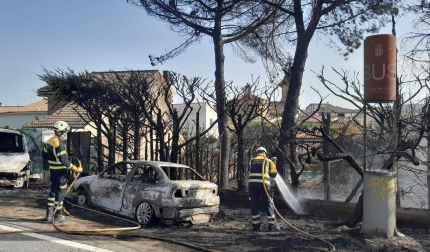 Fotos del incendio que se ha producido en Mañeru y ha cortado la A-12