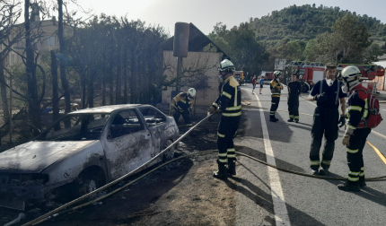 Fotos del incendio que se ha producido en Mañeru y ha cortado la A-12