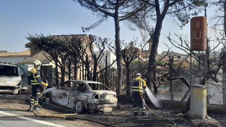 Vídeo: los Bomberos de Navarra sofocan el incendio que se ha iniciado en coche de una vivienda de Mañeru