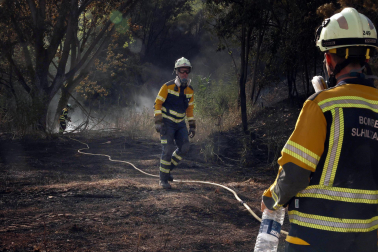 Fotos del incendio que se ha producido en Mañeru y ha cortado la A-12