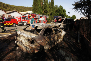 Fotos del incendio que se ha producido en Mañeru y ha cortado la A-12