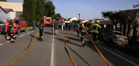 Fotos del incendio que se ha producido en Mañeru y ha cortado la A-12