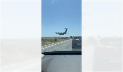 Vídeo de un avión sobrevolando los coches en la zona