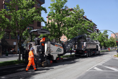 Fotos del asfaltado de la avenida de Bayona en Pamplona.