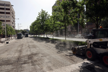 Fotos del asfaltado de la avenida de Bayona en Pamplona.