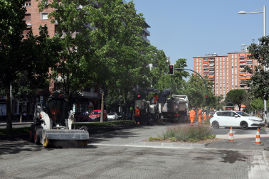 Fotos del asfaltado de la avenida de Bayona en Pamplona.