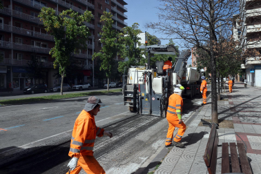 Fotos del asfaltado de la avenida de Bayona en Pamplona.