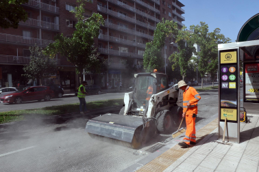 Fotos del asfaltado de la avenida de Bayona en Pamplona.