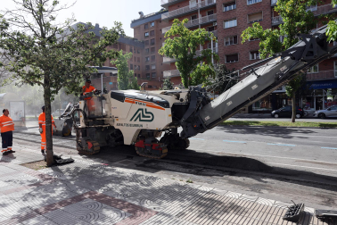 Fotos del asfaltado de la avenida de Bayona en Pamplona.