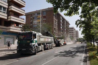 Fotos del asfaltado de la avenida de Bayona en Pamplona.