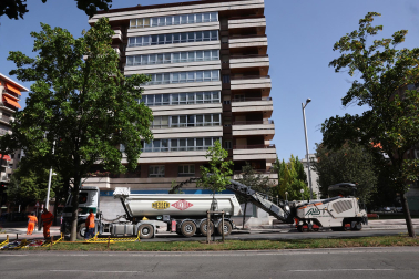 Fotos del asfaltado de la avenida de Bayona en Pamplona.