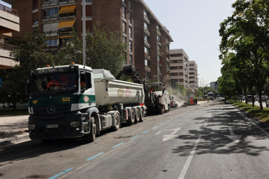 Fotos del asfaltado de la avenida de Bayona en Pamplona.