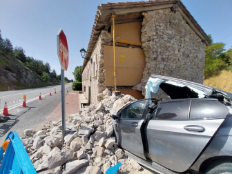 Imagen del vehículo y la casa apuntalada.