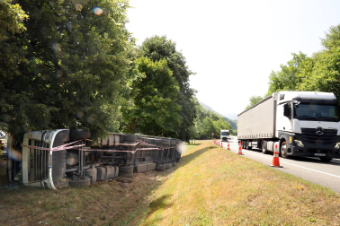 Foto del accidente de un camión en la carretera N-121-A a la altura de Baztan.