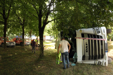 Foto del accidente de un camión en la carretera N-121-A a la altura de Baztan.