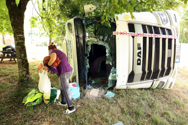 Foto del accidente de un camión en la carretera N-121-A a la altura de Baztan.