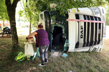 Foto del accidente de un camión en la carretera N-121-A a la altura de Baztan.
