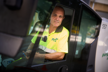 *A: SERGIO MARTÍN *F: 23/06/2026 *P: Gorka Asiáin *L: PAMPLONA *T: Trabajadores de distintos gremios en plena ola de calor en Pamplona. Gorka Asiáin, trabajador de la Mancomunidad de la Comarca de Pamplona.