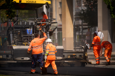 *A: SERGIO MARTÍN *F: 23/06/2026 *P: *L: PAMPLONA *T: Trabajadores de distintos gremios en plena ola de calor en Pamplona. Operarios trabajan en el asfaltado de la avenida Bayona en plena ola de calor.