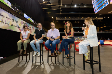 De izquierda a derecha, en la presentación oficial: Leire Sánchez (del club Meraki), Josu Ros (presidente de la Federación Navarra), Jorge Aguirre (director del Instituto Navarro del Deporte y Actividad Física), Maider Beloki (concejala del área de Cultura, Fiestas, Educación y Deporte del Ayuntamiento de Pamplona) y Diana Plaza (Federación Española de Gimnasia).